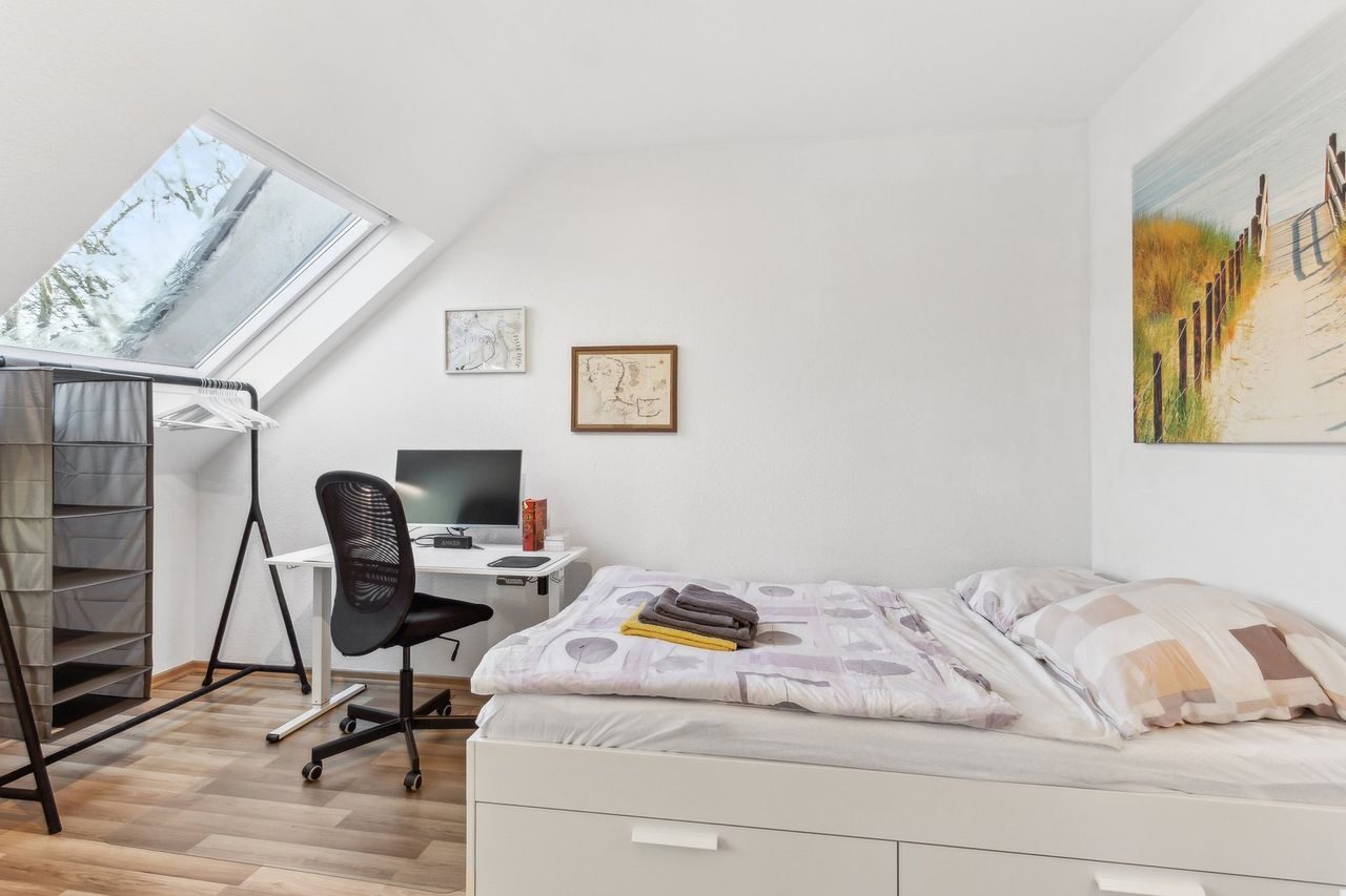 Villa Hügel bedroom with dedicated workspace