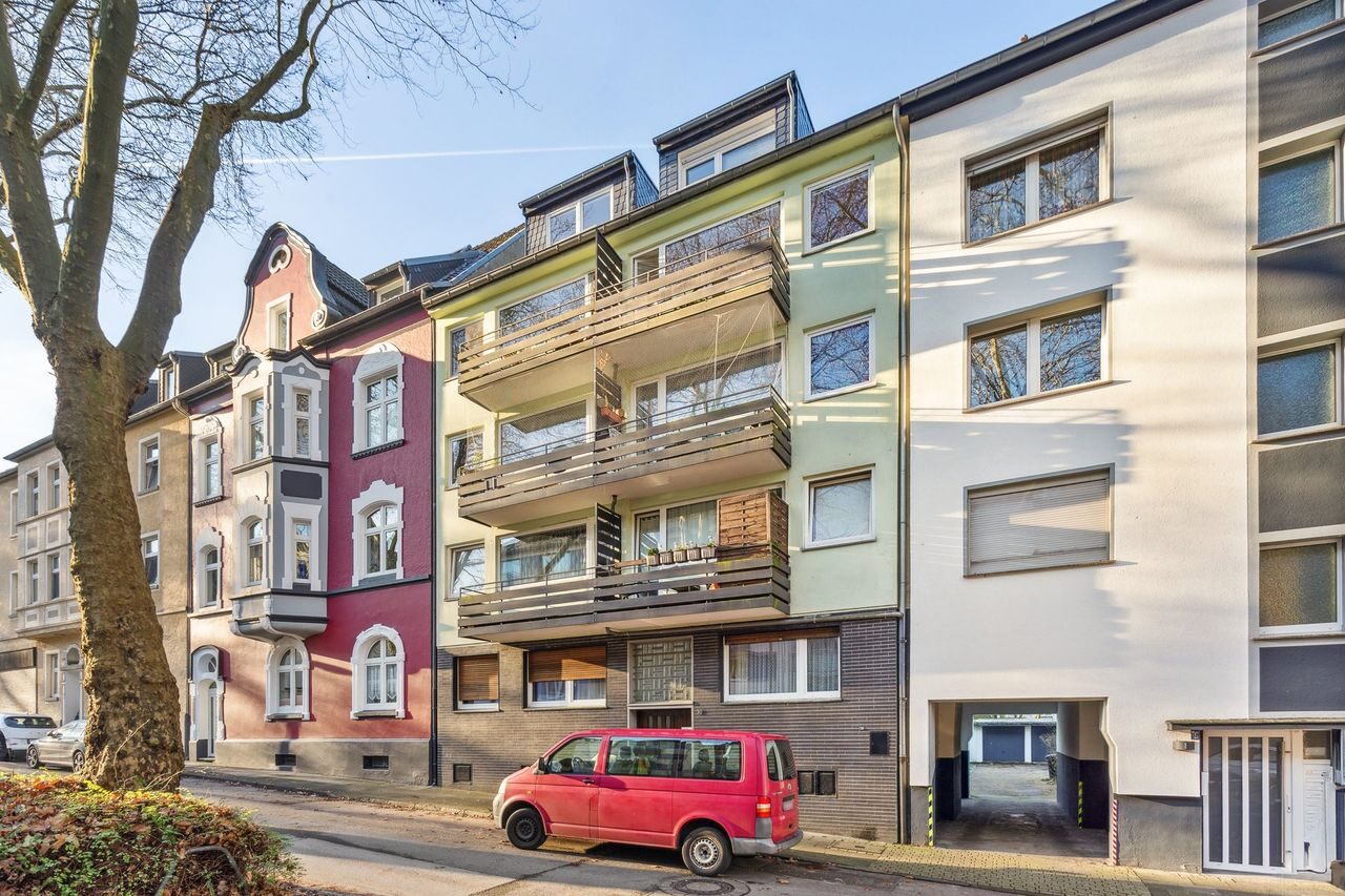Villa Hügel building exterior on Savignystraße, Holsterhausen